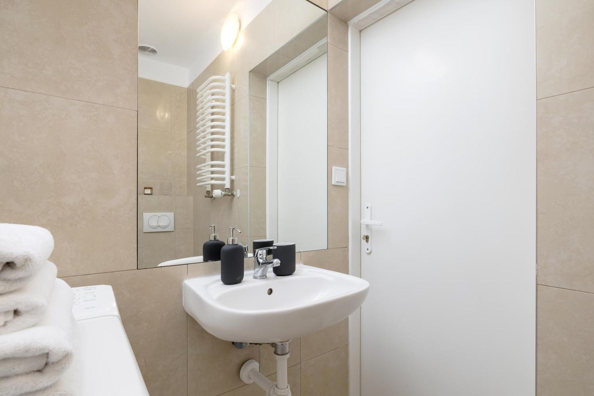 Studio Apartment With Ac - Dluga 65 คราคูฟ ภายนอก รูปภาพ